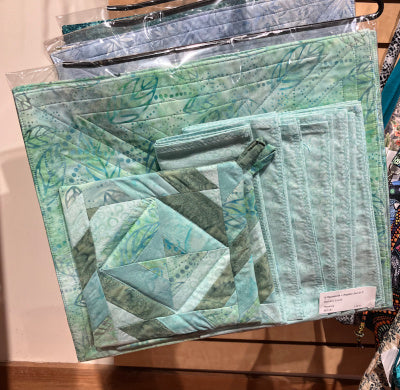 Barbara Escott: 6 Placemats and Napkins With 2 Potholders