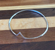 Load image into Gallery viewer, Jeanne Bennett: Round V Bangle