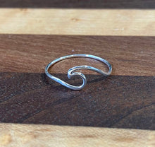 Load image into Gallery viewer, Jeanne Bennett: Surf&#39;s Up Ring