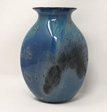 Load image into Gallery viewer, Josh Simpson Contemporary Glass: Blue New Mexico Vase With Corona Interior